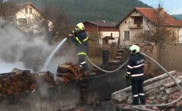 След пожара в Говедарци две семейства останаха без дом, търсят се доброволци