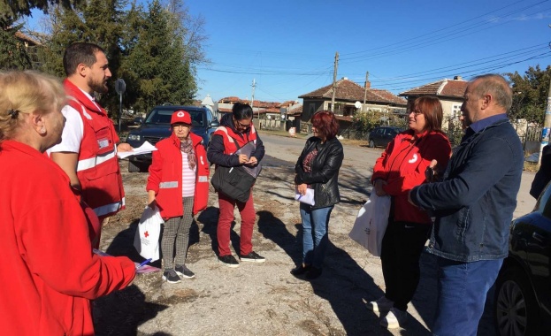 Екипите на Българския Червен кръст продължават да работят на терен