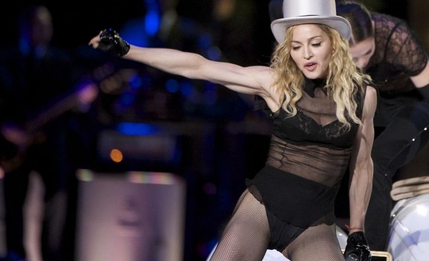 Мадона отново провокира: Публикува еротични снимки