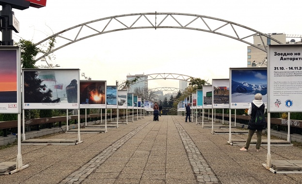 Пешеходният мост на НДК е домакин на фотоизложба за Антарктида