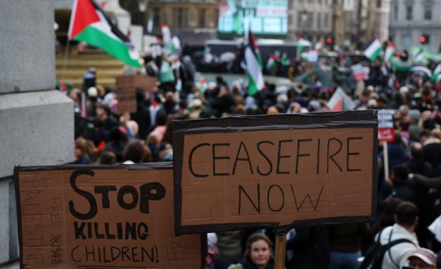 В Обединеното кралство десетки хиляди протестиращи се присъединиха към митинги