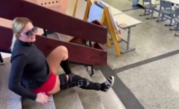 Жена с обездвижен крак с шина и патерици успя да