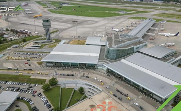 Пътници и авиокомпании бяха изправени пред сериозни затруднения
Бурният вятър през