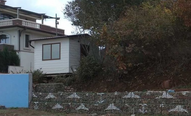 Започна премахването на незаконните постройки в лесопарк Росенец след като