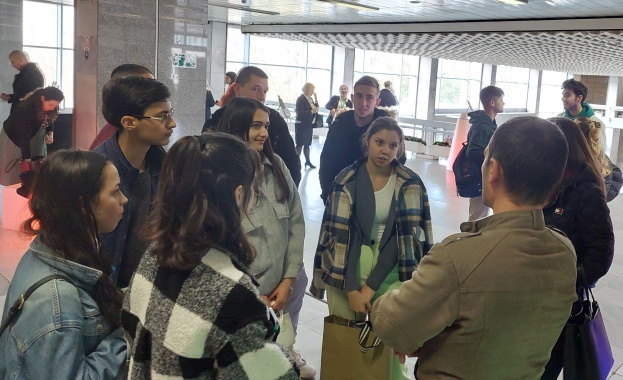 Като към бъдещи лидери заместник министърът на регионалното развитие и благоустройството