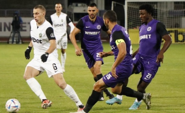 Лудогорец попиля Етър за едно полувреме