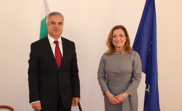 Министър Румен Радев и посланик Джузепина Дзара обсъдиха енергийното сътрудничество между България и Италия 