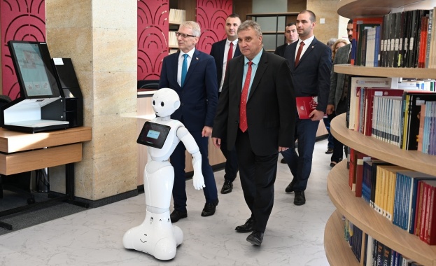 Министър председателят на Република България акад Николай Денков и ректорът на