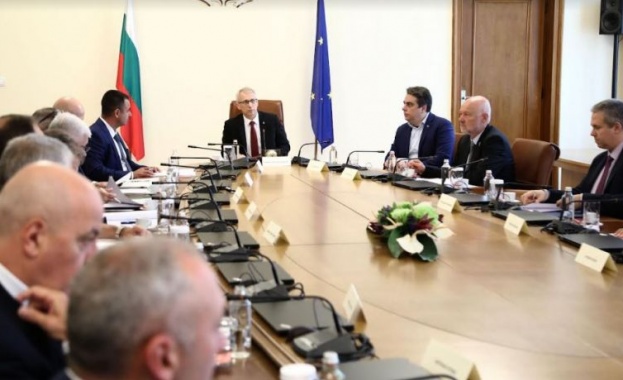 Денков свиква Съвета по сигурността заради закона на Делян Добрев