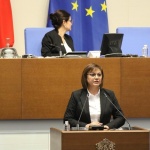 Нинова: Ще подкрепим ветото на президента върху БТР-ите 