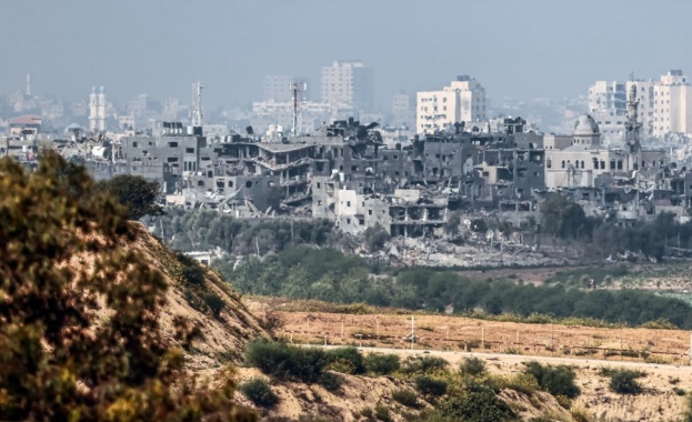 Хуманитарната криза в Газа: Стотици хиляди се насочиха към граничния пункт "Рафа"