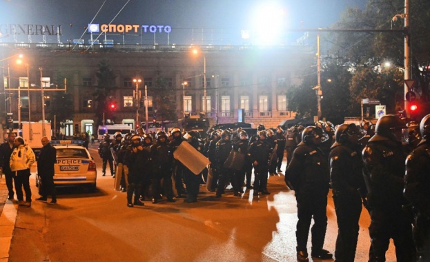 13 са наказаните служители на реда след протеста на футболните