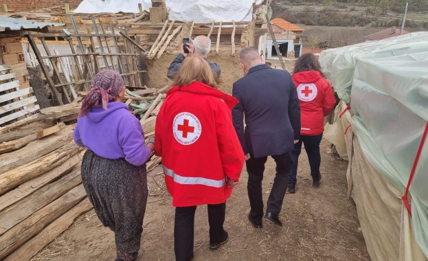 Българският Червен кръст предостави 5280 керемиди 2 тира за отстраняване