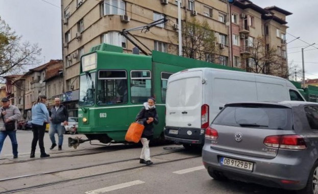 Трамвай и бус катастрофираха и причиниха задръстване в столицата 