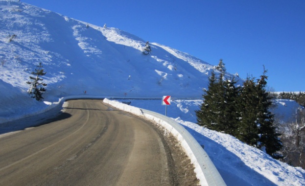 От Пътната агенция съобщиха че над 800 снегопочистващи машини са