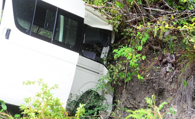 Пътнически автобус с гости за сватба падна в дефиле в