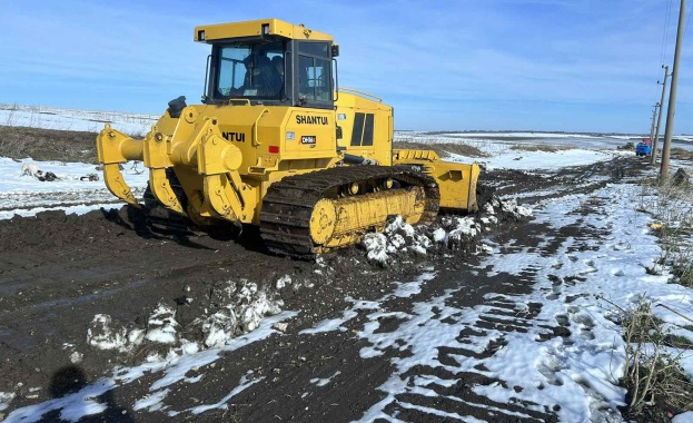Ураганните ветрове през почивните дни пречупиха над 100 стълба в