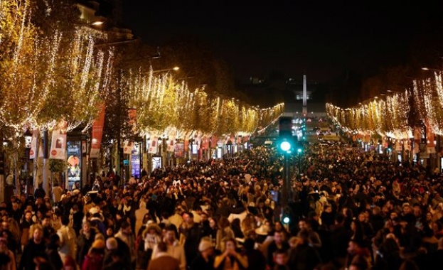 Париж грейна в обичайната си коледна премяна Макар и на