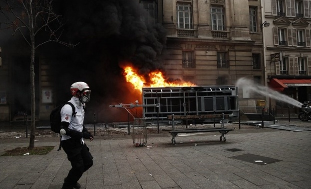 Пожар избухна в сграда в северно парижко предградие трима души