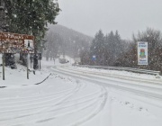 Сняг на прохода "Шипка", пътното платно се почиства и опесъчава