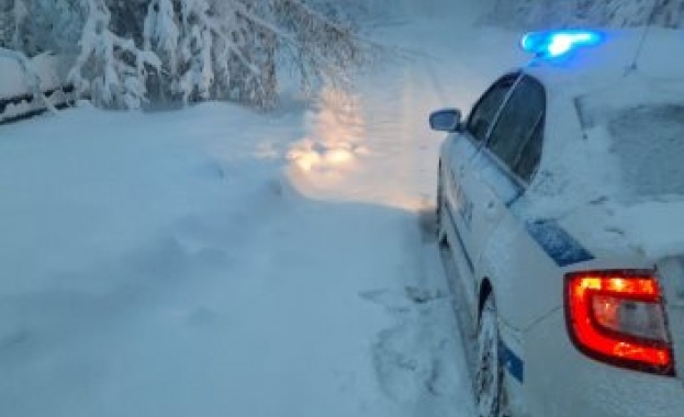 Около 40 автомобили и автобус с деца са блокирани на