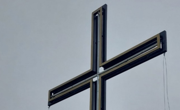 Голям четириметров кръст е поставен над манастира Света Богородица