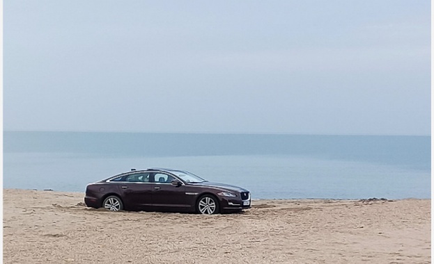 Автомобил "паркира" на Северния плаж в Бургас Автомобил "паркира" на Северния плаж в Бургас