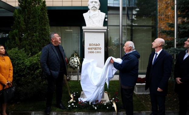 Откриха паметник на Кольо Фичето в София