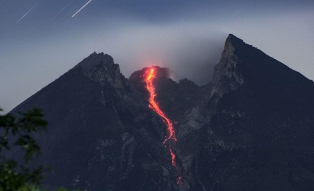 Най малко 11 туристи загинаха след изригването на вулкан в Западна
