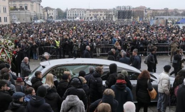 Италия изпрати жестоко убитата Джулия в последния ѝ път към вечността