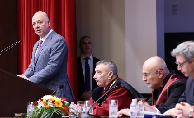 Росен Желязков поздрави управителя на БНБ Димитър Радев при удостояването му със звание „Доктор хонорис кауза на УНСС“   