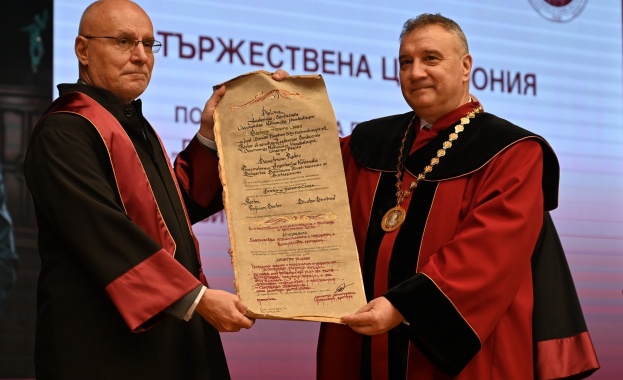 Ректорът връчи на Димитър Радев почетното звание „Доктор хонорис кауза на УНСС“ 