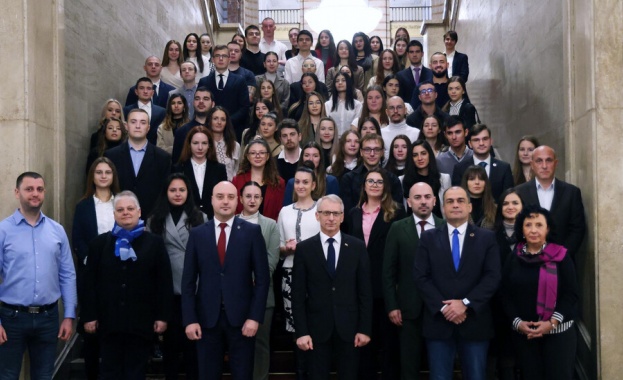 Денков пред студенти: Търпимостта към корупцията е една от разделителните линии в България