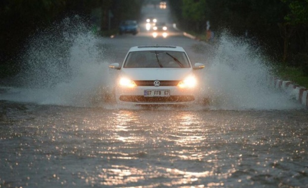 Проливни дъждове днес предизвикаха наводнение в средиземноморския турски окръг Анталия.