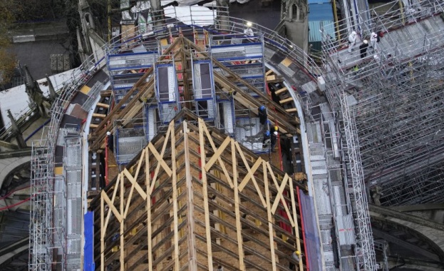 Напредва работата по възстановяването на катедралата Нотр Дам в Париж