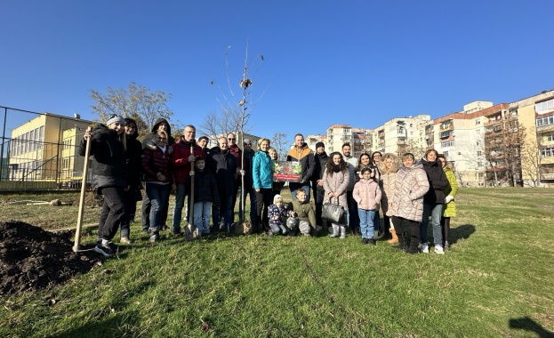 Клиенти и сътрудници на EVN Топлофикация засадиха 50 дръвчета в ЖК „Тракия“ в Пловдив 