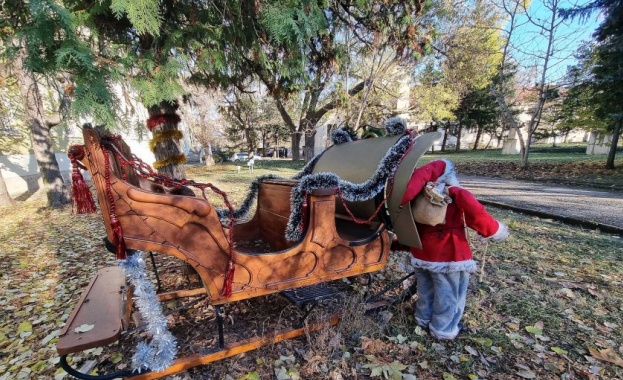 Дървена шейна на около 100 години е изложена в двора