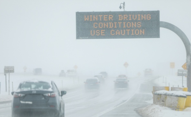 Снежни бури предизвикаха блокиране на пътища прекъсване на обществения транспорт