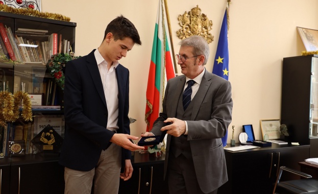 Министърът на здравеопазването проф Христо Хинков се срещна с възпитаника