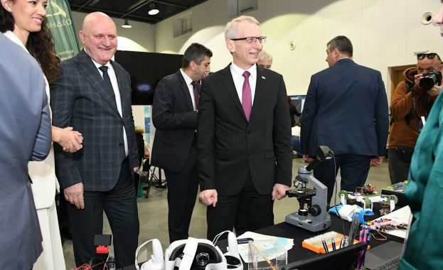 Близо 100 000 ученици и учители са повишили и развили