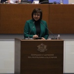 Нинова към министър Василев: Защо банковите сметки за заплати още не са освободени от такси?