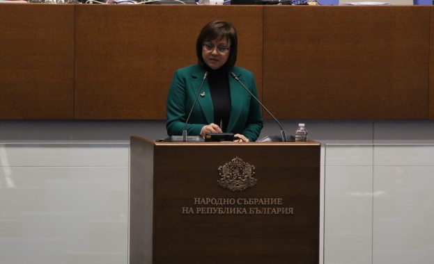 Нинова към министър Василев: Защо банковите сметки за заплати още не са освободени от такси?