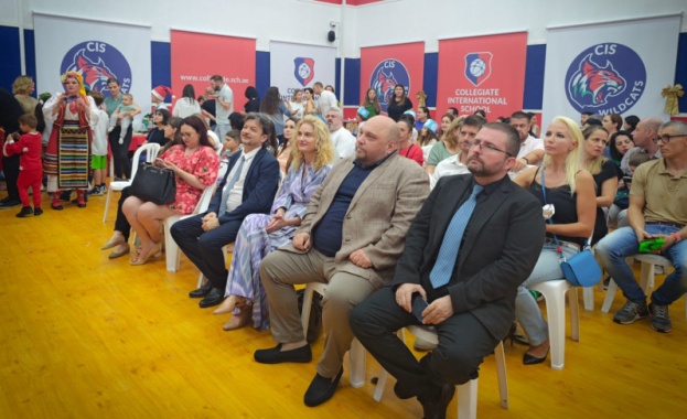 Зарица Динкова: Учениците от българските училища в чужбина са посланици на нашата традиция и култура