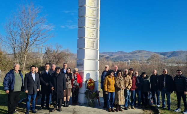 Край Момчилград почетоха паметта на 10 войници загинали преди 33