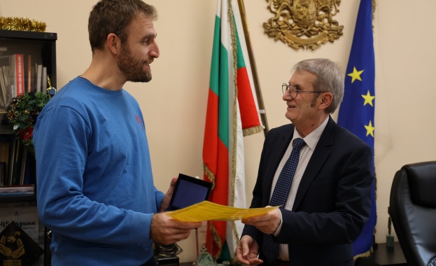 Министърът на здравеопазването проф Христо Хинков връчи плакет и грамота