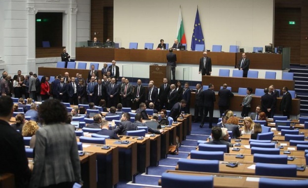 Депутати от Възраждане БСП и ИТН се събраха около трибуната