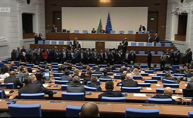 Напрежение и в Народното събрание Ненадейната оставка на главния секретар