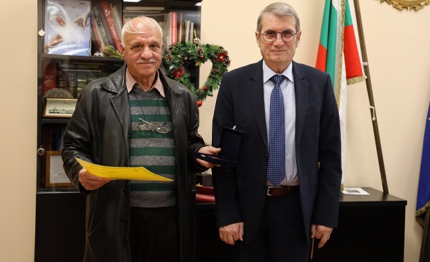 Фелдшерът Радко Радев който изроди бебе в линейка на път