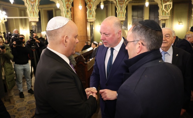 Децата олицетворяват бъдещето на човечеството и в тях са стаени