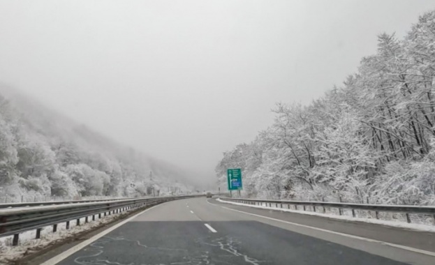 Шофьорите да тръгват с автомобили, подготвени за зимни условия, днес ще има валежи от дъжд и сняг